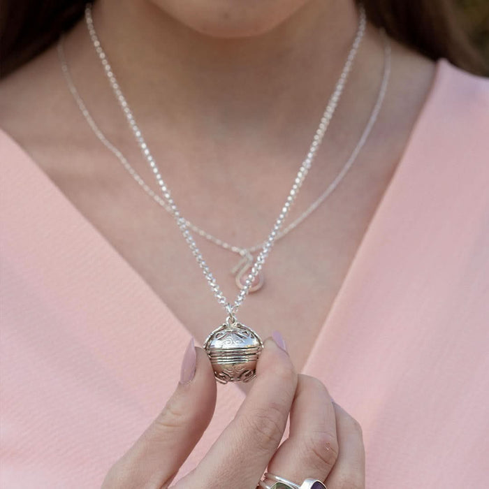 model holding silver memory keeper locket with silver belcher chain