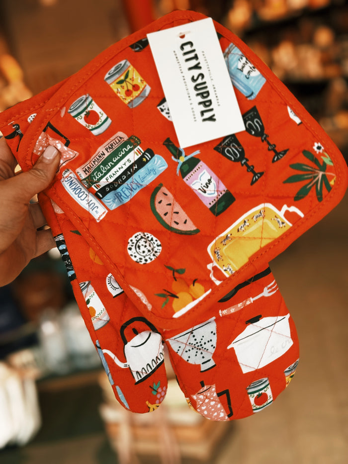Kitchen Shelf Oven Mitt + Pot Holder Set
